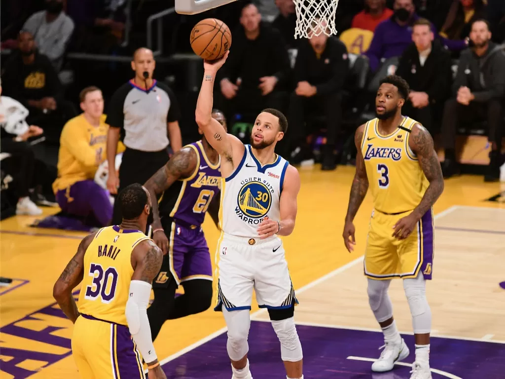 NBA-库里37分詹姆斯33+9 勇士顽强反击击败湖人避免横扫